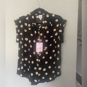 𝅺NWT Belle  Du Jour black floral cap sleeve button down blouse Large